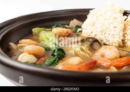 Zuppa di riso glutinosa fritta con frutti di mare su sfondo bianco Foto Stock