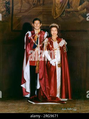 La regina Elisabetta II e il principe Carlo, in abiti ufficiali indossati per un ordine del servizio di Bath a Westminster Abbey, Londra, nel maggio 1975. Fu in questa occasione che il Principe Carlo fu insediato come Gran Maestro dell'Ordine delle Terme. Foto Stock