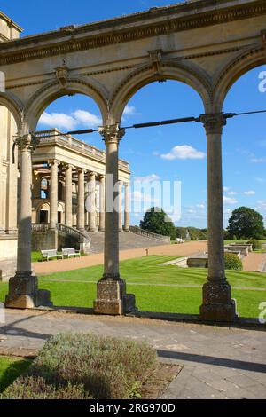 Vista delle rovine di Witley Court, Worcestershire. Il palazzo del XIX secolo fu danneggiato da un incendio nel 1937 e i lavori di restauro sono stati intrapresi dall'English Heritage. Foto Stock