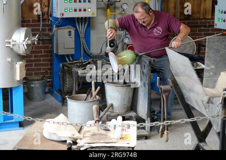 Vetro soffiato al Musée du verre de Blangy-sur-Bresle. Foto Stock