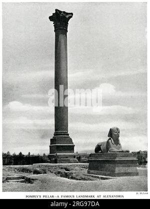 Pompeo's Pillar e Sfinge, Alessandria, Egitto. Il pilastro è una colonna trionfale romana, eretta nel 297 d.C. per commemorare la vittoria dell'imperatore Diocleziano su una rivolta alessandrina. Foto Stock