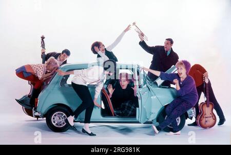 Pubblicità per CPV (Colman Prentis & Varley) - gruppo di Beatniks (alcuni in possesso di strumenti musicali!) Cercando di spremere in un Austin A7. Foto Stock