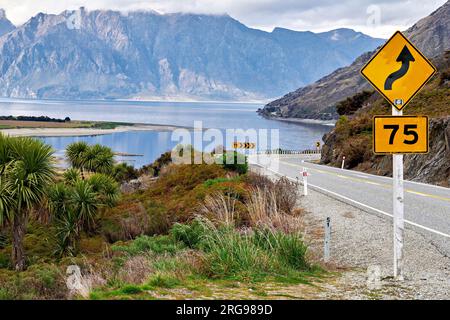 Nuova Zelanda. Punto panoramico del lago Wanaka sull'autostrada statale 6. West Coast. South Island Foto Stock