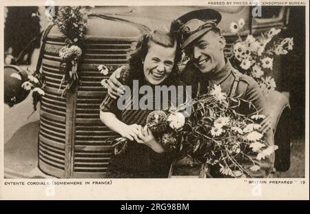 WW2 - intesa cordiale - da qualche parte in Francia. Un pilota britannico si fa un nuovo amico che si è già preso cura di decorare il suo camion con lussuose ghirlande di fiori! Foto Stock