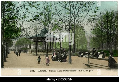 Scena in Piazza delle Batignolles, 17° arrondissement, Parigi, Francia, con una tribuna al centro. Foto Stock