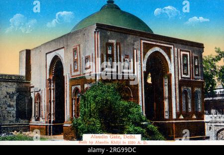 Alai Darwaza (porta di Alauddin) - la porta meridionale della Moschea Quwwat-ul-Islam nel complesso di Qutb, Mehrauli, Delhi, India. Costruito dal Sultano Alauddin Khalji nel 1311 e realizzato in arenaria rossa, è una porta a cupola quadrata con ingressi ad arco e ospita una camera singola. Foto Stock