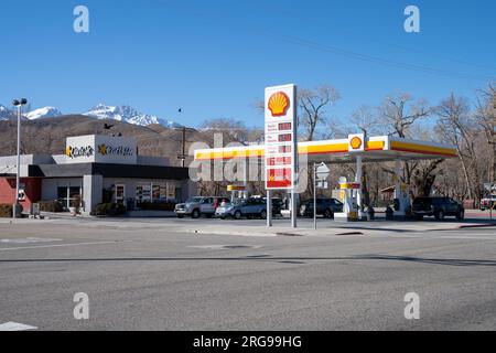 Lone Pine, CA, USA - 9 febbraio 2023 - esterno di una stazione di benzina Shell Foto Stock