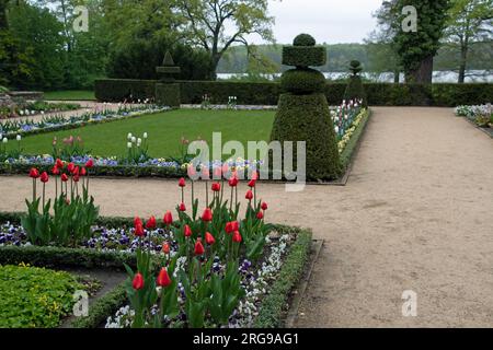 Paesaggio del giardino ornamentale del castello di Schloss Ceclienhof a Potsdam, Brandeburgo, Germania Foto Stock