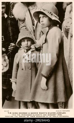 La principessa Elizabeth e la principessa Margaret Rose aspettano prima dell'inizio del servizio del Ringraziamento, che segna il Giubileo d'argento di re Giorgio V a St. Paul's Cathedral, Londra. Foto Stock