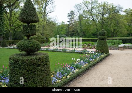 Paesaggio del giardino ornamentale del castello di Schloss Ceclienhof a Potsdam, Brandeburgo, Germania Foto Stock