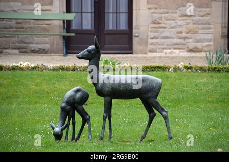 Paesaggio della statua del cervo nel giardino del castello di Schloss Ceclienhof a Potsdam, Brandeburgo, Germania Foto Stock