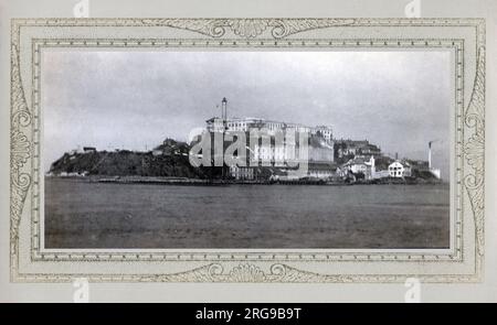 Il penitenziario federale di Alcatraz o il penitenziario degli Stati Uniti, isola di Alcatraz - prigione federale di massima sicurezza sull'isola di Alcatraz al largo della costa di San Francisco, California, USA. Operò come prigione dall'11 agosto 1934 fino al 21 marzo 1963. L'edificio principale della prigione fu costruito nel 1910-1912, come prigione militare dell'esercito degli Stati Uniti, che era l'uso al momento della pubblicazione di questa carta specifica. Foto Stock