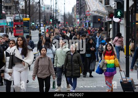 La gente cammina su Oxford Street nel centro di Londra, il giorno di Capodanno. Foto Stock