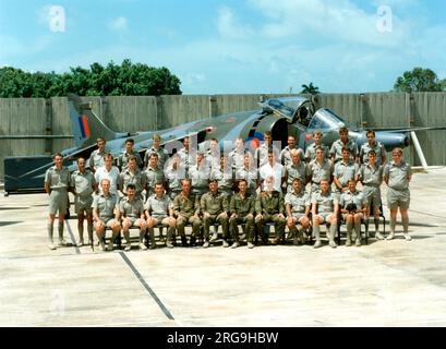 RAF Belize - No.1417 volo RAF, luglio 1990 fotografia formale. Preso a Foxy-Golf Nascondi su Philip S. W. Goldson International Airport, Ladyville, Belize. (Il vostro allineare, la fila centrale, 4th da sinistra) Foto Stock