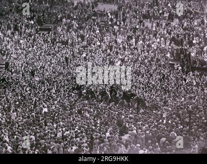 Giorno VE. Vista aerea delle enormi folle che applaudono il giorno del ve, mentre il primo ministro Winston Churchill fa i suoi progressi attraverso Londra. Foto Stock