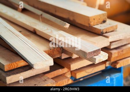 Nuove tavole di legno piane impilate nella segheria. Approvvigionamento e vendita di materiale da costruzione. Legno secco. Lavorazione del legno. Contesto. Foto Stock