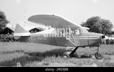 Piper PA-22 Tri-Pacer 150 EL-AFE (msn 22-5155) in Liberia. In precedenza questo aeromobile era registrato come N7357D negli Stati Uniti, F-MKAG e F-OCES in Francia, prima di essere esportato in Liberia come EL-AFE. Foto Stock