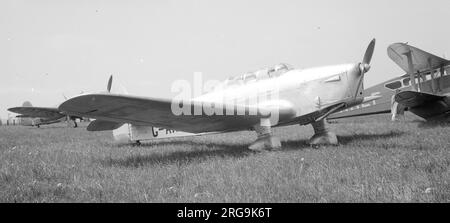 Miles M.14A Hawk Trainer 3 G-AKRV, a White Waltham, prima dell'esportazione a Tanganyika, (precedentemente Magister T9896 con la Royal Air Force). Al momento dell'esportazione è stata assegnata la registrazione VP-KNW, ma non è mai stata applicata al velivolo, che si è schiantato a Ukirugura, Tanganyika, 22 marzo 1956. Foto Stock