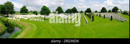 L'area del cimitero era un tempo occupata dal Castello Rosendal, alcuni dei cui resti si possono trovare (con diligenza) vicino all'ingresso. Fu utilizzato fin dai primi giorni della guerra come luogo di sepoltura dalle vicine British Field Amulances e Dressing Stations. In esso è sepolto Temp Lt Rupert Price Hallowes VC del 4th Battaglione Middlesex Regiment che, per cinque giorni, ha ispirato i suoi uomini senza pensare per la sua sicurezza fino a quando ucciso il 30 settembre 1915 a Hooge. Foto Stock