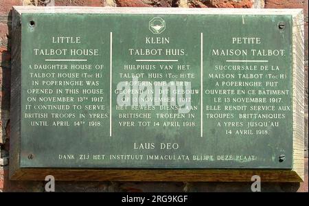 Si trova sulla parete del n. 83 Rijselstraat a Ypres e segna il sito del fratellino di Talbot House (TOC H), aperto il 13 novembre 1917. Durò tre mesi fino al ritiro da Passchendaele durante il quarto Ypres. Foto Stock