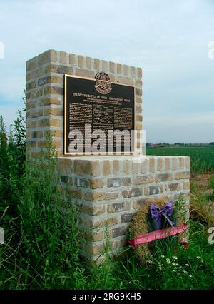 Questa placca di bronzo, montata in un plinto di mattoni, registra il ruolo giocato dagli anni '15th sul crinale Gravenstafel durante la seconda battaglia di Ypres (gli attacchi di gas). Questi attacchi, a partire dal 22 aprile 1915, sono stati il primo grande impegno per la 1st° divisione canadese. Il Memoriale è stato eretto a sGraventafel il 24 aprile 2010. Foto Stock