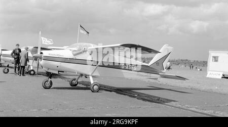 Bolkow Bo 208C Junior G-ASFS (msn 516) alla Fiera aerea di Biggin Hill. Il Bo 208 è una versione su licenza del Malmo FlygCatalogMFI-9 Junior dalla Svezia. Foto Stock