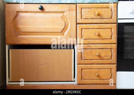 Vecchio armadio da cucina in legno nella cucina dell'appartamento ucraino, mobili da cucina Foto Stock