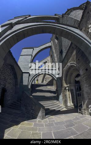 Esterno dell'Abbazia di San Michele, la scalinata per l'ingresso, Avigliana, Italia Foto Stock