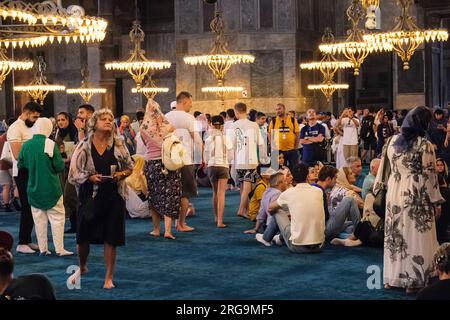 Istanbul, Turchia, Türkiye. Turisti che visitano Hagia Sophia. . Foto Stock