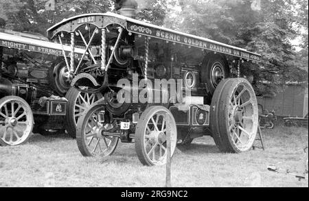 Burrell Scenic Class Showmans Road locomotiva, regn. J 6857, numero 3610, William V. Costruito nel 1914 da Charles Burrell & Sons a Thetford, in Norfolk, alimentato da un motore a vapore composto da 8 NHP. Foto Stock