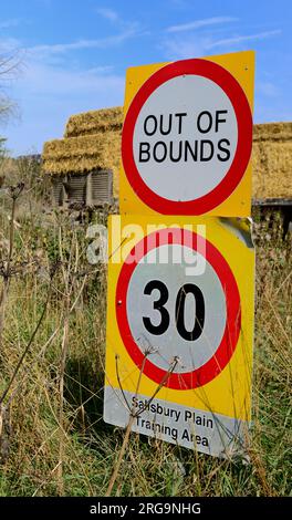 Indicazioni stradali per la Salisbury Plain Training area, Wiltshire. Foto Stock