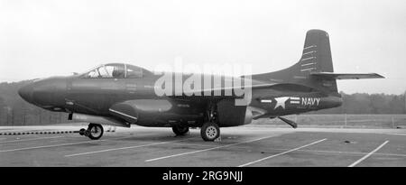 Douglas F3D-2 Skyknight 124610 (msn 7481 {El Segundo}), all'aeroporto di Friendship a Baltimora. Usato da Westinghouse per testare il RADAR AN/APQ-72, per il McDonnell F4H-1 Phantom II Marzo 1955: Salvato a Westinghouse a Baltimora, MD, per le prove, F4H-1 Phantom II naso-cono montato. Successivamente equipaggiato con il radar AN/APG-50 e il naso di un F-4B.Settembre 1968: Messo in deposito presso l'AMARC Bone yard12 Settembre 1968: Decurtato carica e trasferito all'esercito degli Stati Uniti per i pezzi di ricambio. Foto Stock