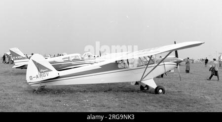 Piper PA-18 Super Cub G-AREN (msn 18-7559) a Baginton (Aeroporto di Coventry). Foto Stock