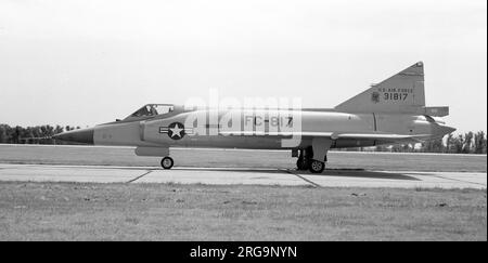 United States Air Force - Convair F-102A-25-CO Delta Dagger 53-1817, of Air Proving Ground Command. Questa foto mostra la pinna corta originale montata sui tipi proto e sui primi aerei di produzione 66. Questo è stato presto sostituito da una pinna più alta durante gli interventi di manutenzione programmati e i programmi di modifica 1956: Air Proving Ground Command. USAF 37th FIS. Luglio 1962: Ritiro dall'uso presso Kelly AFB, TX. Attualmente conservato presso il Museo di Storia e Tradizioni di Lackland AFB, Texas. Foto Stock