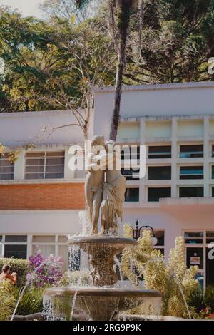 statua di coppia che si baciano alla fontana Foto Stock