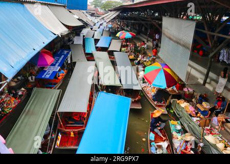 24 dicembre 2018, Bangkok, Thailandia - barche lungo i canali sul famoso Damnoen Saduak o mercato galleggiante di Bangkok Foto Stock