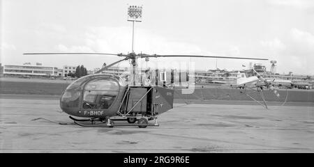 Sud-Aviation se.3130 Alouette II F-BHOF (msn 1012) all'aeroporto di Parigi - le Bourget, con Boeing 307 Stratoliner F-BELY (msn2001) di Airnautic sullo sfondo. Storia di F-BELY:- NC19908 - Trancontinental & Western Air - 06.06.194042-88627 - C-37 con l'esercito degli Stati Uniti - 02.194242-88627 - de-mobbed a Trancontinental & Western Air come SA-307b-1 - 1944F-BELY - Aigle Azur - 07,51F-BELY - Aigle Azur Indochine - 16.9.1955F-BELY - AirnaticXW-PGR - Lao Air Cambogia - 1960s - stondati Foto Stock