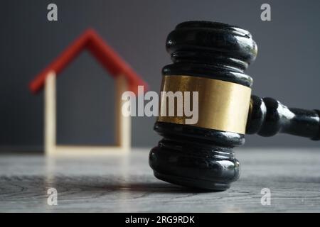 Immagine a fuoco selettiva del martelletto e della casa del giudice. Diritto immobiliare, diritto immobiliare e concetto di successione. Foto Stock