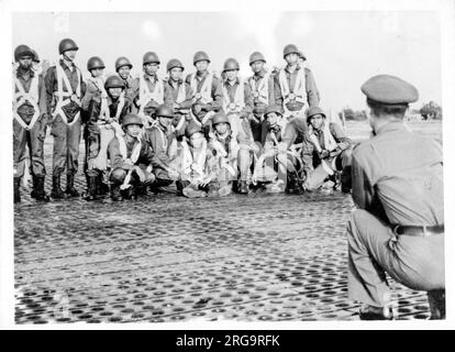 Allenamento di paracadutismo tailandese della Royal Air Force al RAF Sembawang di Singapore 10:il mio abito con paracadute è completato. Scattare una foto per essere un buon ricordo prima di togliere l'aereo. (Fotografia di classe con paracadute montate, prima del primo salto) Foto Stock