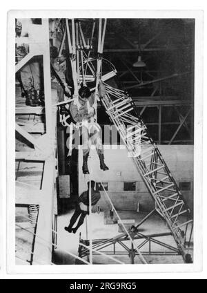Allenamento di paracadutismo tailandese da parte della Royal Air Force al RAF Sembawang a Singapore 08:l'allenamento di prendere il camino fuori dal corpo mentre essere legato in un paracadute in un albero. (Formazione per un Foto Stock