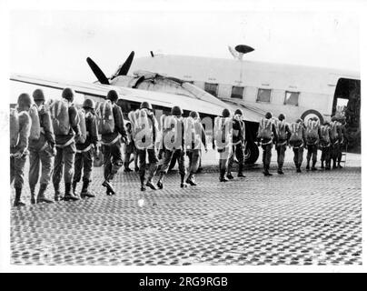 Allenamento paracadutismo tailandese da parte della Royal Air Force al RAF Sembawang di Singapore 02: Cammina in linea per prendere l'aereo Valletta . (Schierandosi a bordo della Valletta, per un salto.) Foto Stock