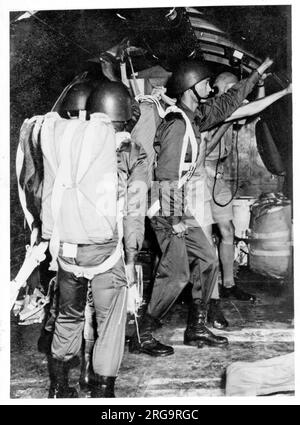 Allenamento paracadutismo tailandese della Royal Air Force al RAF Sembawang di Singapore 04:on the mark! Action -Station -Signature- (Action Stations - preparandosi a saltare dalla Valletta) Foto Stock