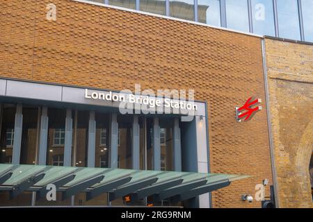 Logo della British Rail Double Arrow alla stazione di London Bridge in Tooley Street a Southwark, Londra, Inghilterra, Regno Unito. Foto Stock