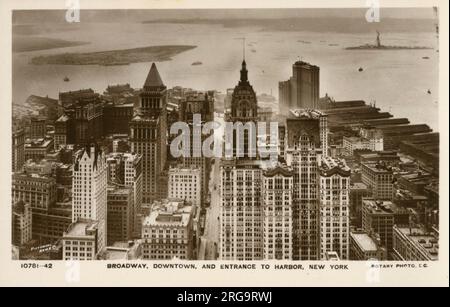 Vista dalla cima del Woolworth Building, Manhattan, New York, USA - Broadway, Downtown e l'ingresso al porto. Foto Stock