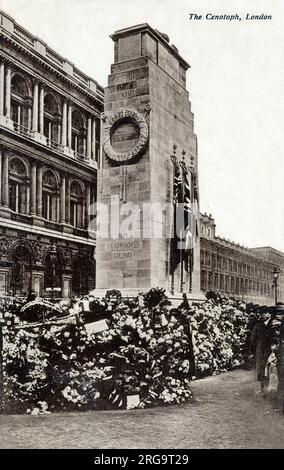 Il Cenotafio, Londra - circondato da corone commemorative posate durante le cerimonie del giorno della memoria. Foto Stock