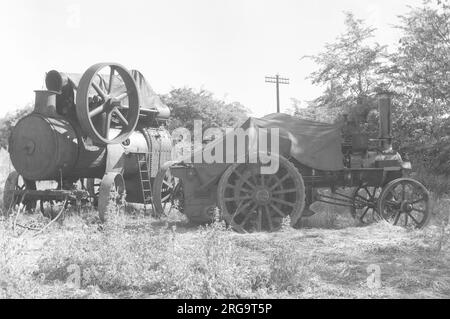 Ransomes Sims & Jefferies General Purpose Engine VX 7317 ( numero: 41046) Ivanhoe, con Ruston, Proctor and Company Portable Engine numero: 50321. Costruttore di motori per impieghi generali: Ransomes Sims & Jefferies of Ipswich - tipo: Motore per impieghi generali - numero: 41046 - costruzione: 1930 - registrazione: VX 7317 - cilindri: Composto - NHP: 6 - Nome: Ivanhoe. Foto Stock