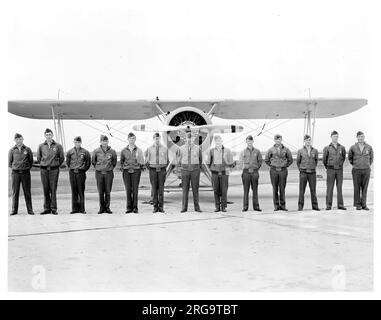 United States Marine Corps - Vought O3U-6 Corsair of VO-8M at Mines Field, Los Angeles, California, for the 1936 National Air Races. Il team del corpo dei Marine di VO-8M della Brigata Marina 2nd; da sinistra a destra:- 1st. Tenente James M. Daly 1st. Tenente John Wehle Capitano Frank H. Schwable Capitano Raymond E. Hopper Capitano John N. Hart Capitano Frank H Lamson-Scribner Capitano Thomas J. Cushman (comandante) Capitano Lawson H.M. Sanderson (ufficiale esecutivo) Capitano Willain C. Lemly Capitano Lofton R. Henderson Capitano Roger T. Carleson 1st. Tenente Ernest R. ovest 1st. Tenente Mazet Foto Stock