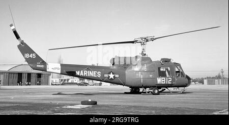 United States Marine Corps - Bell UH-1E Iroquois 151845 (msn 6039- unit code WB - call-sign 12) da VMO-6. Scritto il 7 maggio 1970 quando con HML-16. Foto Stock