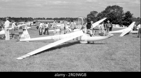 Glaser-Dirks DG-200 D-8200 - 'DG', velivolo ad alte prestazioni di classe Open a posto singolo, presso il campo di aviazione di Maryands Bosworth durante un Concorso nazionale di vela britannico. Foto Stock