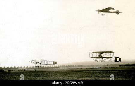 Hubert Latham nella sua Antoinette IV, con Henry Farman nel suo biplano Farman III e roger Sommer, che volò anche un Farmn III alla Grande Semaine d'Aviation de la Champagne, tenuta nei pressi di Reims in Francia.(ritagliata) Arthur Charles Hubert Latham:- (10 gennaio 1883 - 25 giugno 1912) Era un pioniere francese dell'aviazione. Fu la prima persona a tentare di attraversare la Manica in un aereo. Nell'agosto 1909 alla Grande Semaine d'Aviation de la Champagne ha stabilito il record mondiale di altitudine di 155 metri (509 piedi) nella sua Antoinette IV, oltre a un record mondiale di velocità a 42 mph. Henry Farman:- (26 maggio 1874- 17 Foto Stock